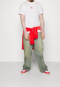 Nike Sportswear Triko s potiskem - white