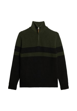 Maglione lavorato a maglia in verde scuro e nero, con collo alto e zip a un quarto, caratterizzato da una texture a costine e strisce orizzontali in contrasto.