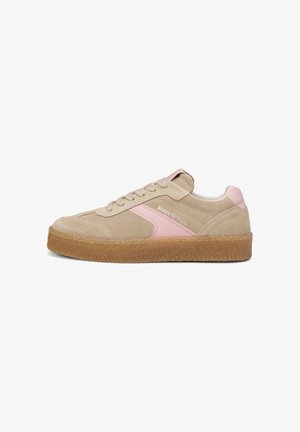 Beige suède sneaker met gumzool, roze leren accenten, vetersluiting en "Marc O'Polo" branding aan de zijkant.