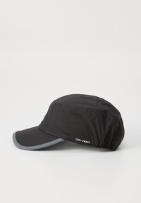 Zwarte pet gemaakt van lichtgewicht, waterafstotend materiaal met een zachte grijze klep. Voorzien van een elastische band en "DRY VENT" branding.