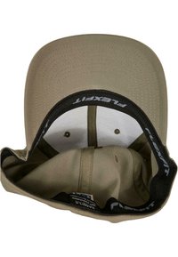 Khaki pet met een gebogen rand en flexibele binnenband. Beschikt over ventilatiegaatjes en een zachte stofvoering voor comfort.
