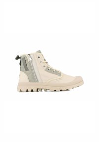 Bottes montantes beige avec une tige en toile texturée, accents verts contrastants, zip latéral et semelle robuste pour une meilleure adhérence.