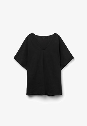 Schwarzes, locker sitzendes Kurzarmshirt mit V-Ausschnitt und strukturierter Stoffbeschaffenheit, flach auf weißem Hintergrund dargestellt.