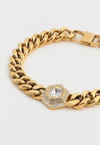 Βραχιόλι αλυσίδα από χρυσό με μεγάλους κρίκους, εξάγωνο κέντρο με διάφανο λίθο και περιμετρικά στρας, με γυαλιστερό φινίρισμα.