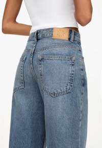 PULL&BEAR Vaqueros a campana - blue