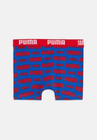Modre bokserice z rdečim elastičnim pasom, ki imajo ponovljen izrazit rdeč logotip "PUMA" v pravokotnem vzorcu po celotni tkanini.
