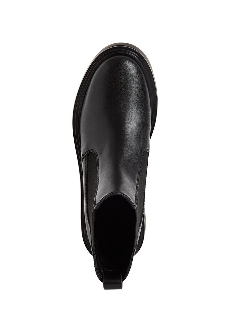 Zwarte leren enkellaars met elastische zijpanelen, ronde neus en een gestructureerde zool. Het gladde oppervlak en het naadloze ontwerp benadrukken het slanke uiterlijk.