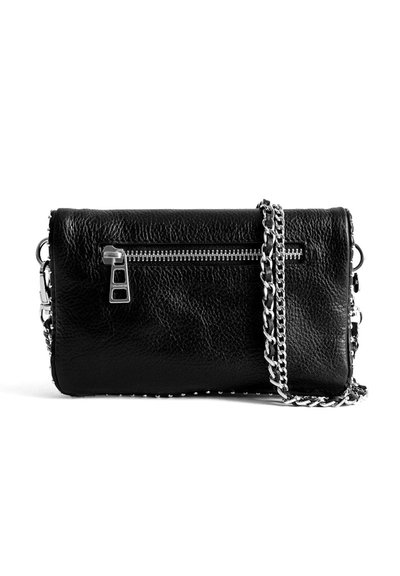 Clutch in pelle nera testurizzata con tasca con cerniera argentata e tracolla a catena argentata su sfondo bianco.