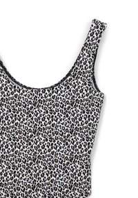 Top in stampa leopardata con una base bianca e macchie nere e marroni, tessuto morbido e spalline larghe e curve.