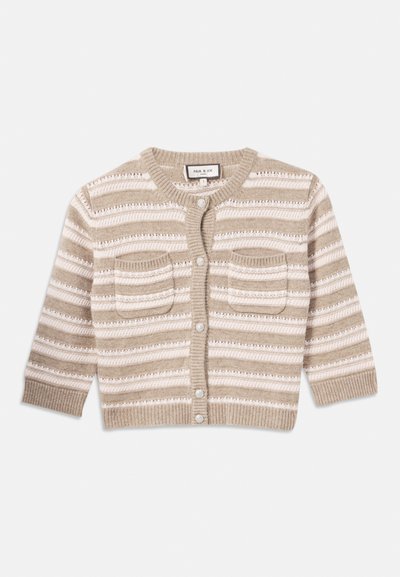 Gilet rayé beige et crème avec un col rond, fermeture à boutons, deux poches avant, et un motif en tricot texturé.