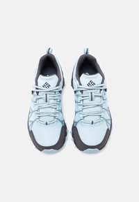 Ζεύγος αθλητικών παπουτσιών σε ανοιχτό μπλε και μαύρο χρώμα με κορδόνια, μαύρη εσωτερική επένδυση και υφασμένα πέλματα, όπως φαίνονται από ψηλά σε λευκό φόντο.