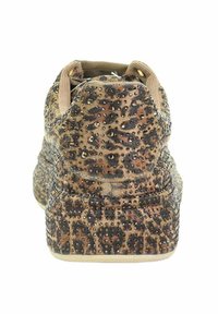 Brązowe sneakersy w leopardzi wzór z czarnymi cyrkoniami i beżową podszewką, widziane z tyłu na białym tle.