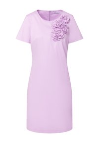 Lila kortekleed met korte mouwen, featuring een ronde halslijn en een bloemenruffle detail op de linkerschouder. Soepele stof en ritssluiting aan de achterkant.