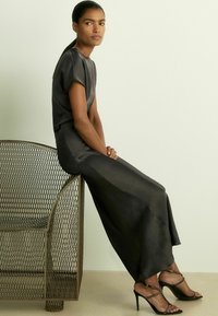 Reiss REGULAR FIT - KORA SHORT-SLEEVE MIDI  - Maksimekko - charcoal