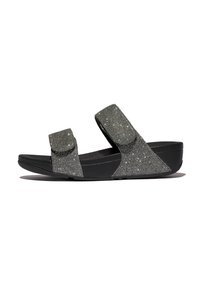 Zwarte sandalen hebben twee textuurrijke, glinsterende banden met klittenbandsluitingen. De buitenzool is volledig zwart, ontworpen voor comfort en stabiliteit.