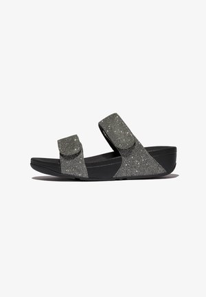 Zwarte sandalen hebben twee textuurrijke, glinsterende banden met klittenbandsluitingen. De buitenzool is volledig zwart, ontworpen voor comfort en stabiliteit.