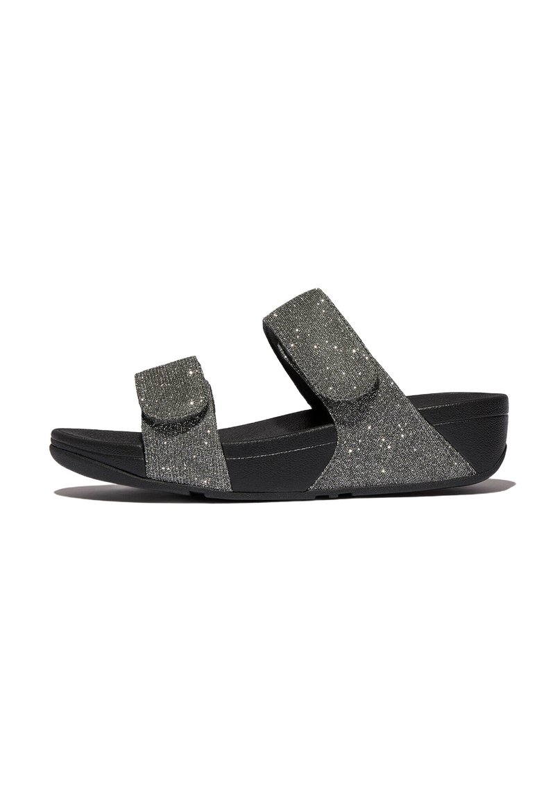 Zwarte sandalen hebben twee textuurrijke, glinsterende banden met klittenbandsluitingen. De buitenzool is volledig zwart, ontworpen voor comfort en stabiliteit.