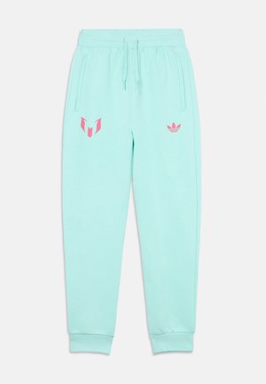 Pantalones deportivos de color turquesa claro hechos de tela suave, con logotipos rosas en la parte frontal, cintura elástica y tobillos con puños.