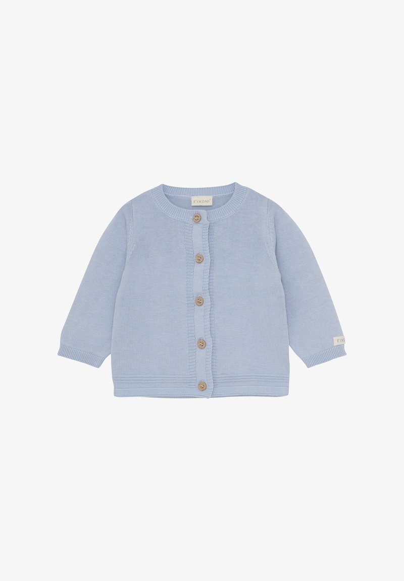 Jasnoniebieski sweter z dzianiny z długimi rękawami, okrągłym dekoltem i pięcioma drewnianymi guzikami z przodu. Posiada ściągacze na rękawach i u dołu.