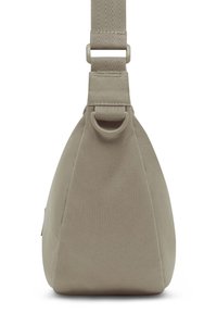 Borsa in tessuto beige con forma triangolare e finitura testurizzata. Presenta una larga tracolla regolabile e un anello metallico per il collegamento.