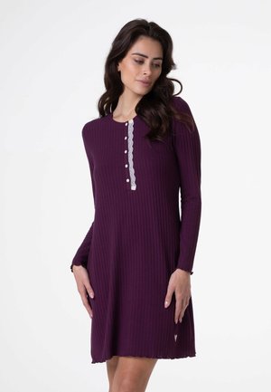 Abito viola a costine con maniche lunghe, scollatura rotonda e bordo in pizzo bianco lungo il pattino dei bottoni. Finitura con orlo scallop.