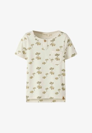 Kremfarvet kortærmet t-shirt til småbørn med frontlomme, knappet krave og beige bjørne- og træmønster over det hele.