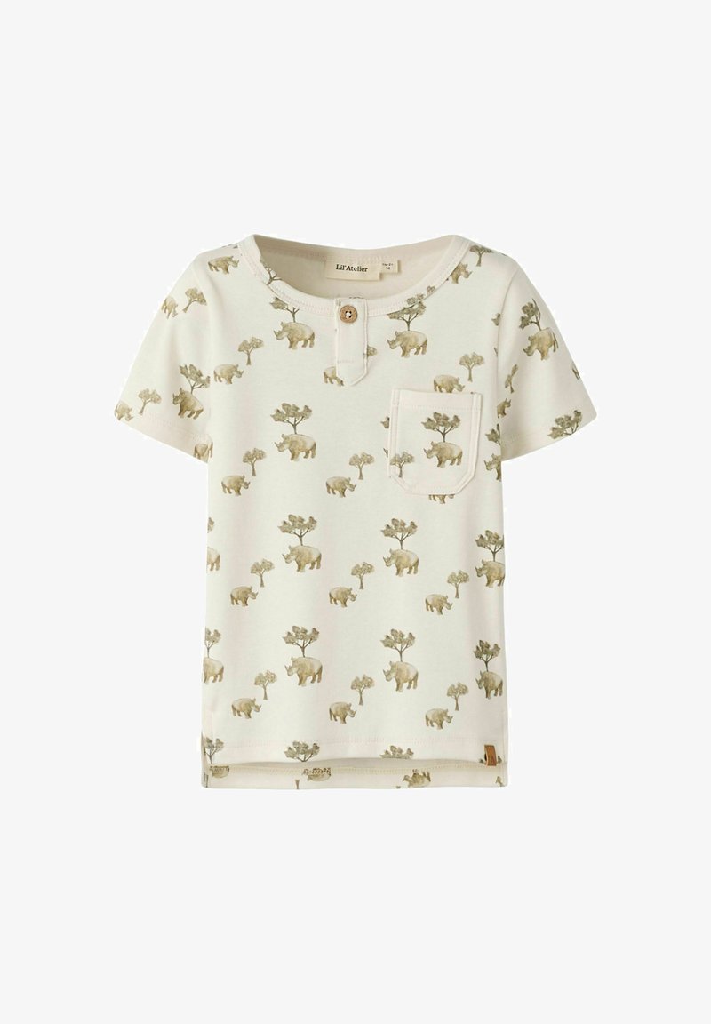 T-shirt pour tout-petit à manches courtes crème avec poche avant, col à boutons, et motif beige d'ours et d'arbre sur toute la surface.