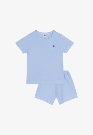 T-shirt à manches courtes bleu et blanc à fines rayures, et shorts assortis à taille élastique posés à plat, avec un petit logo de voilier sur la poitrine.