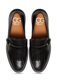 Paire de mocassins en cuir noir avec des détails à franges et des sangles à boucles, marqués Cesare Caspani Barcelona à l'intérieur.