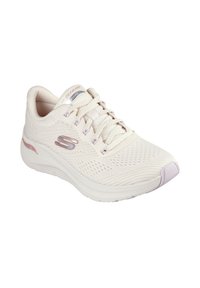 Scarpa sportiva Skechers di colore beige chiaro con parte superiore in rete testurizzata, design con stringhe, intersuola ammortizzante e sottili accenti rosa.