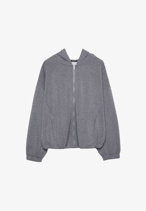 Maglione grigio con zip realizzato in tessuto morbido, caratterizzato da un corpo ampio, maniche oversize e cappuccio con coulisse. Nessun motivo o dettaglio visibile.
