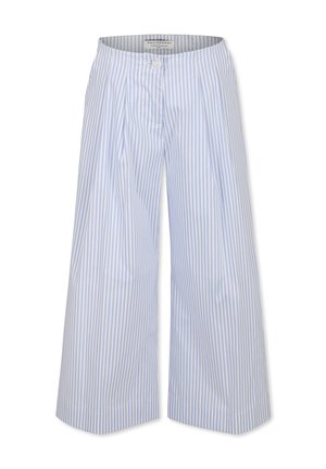 Spodnie z szerokimi nogawkami w jasno-niebieskie i białe pionowe paski, z zapięciem na guzik oraz zaszewkami dla dodatkowej tekstury i detali w designie.