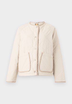 Beige quiltet jakke med rund hals, trykknapper og to frontlommer. Har lysebrune detaljer og en glatt tekstur.