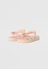 Chinelos rosa com uma palmilha impressa, apresentando designs coloridos, tiras flexíveis e uma sola texturada para maior aderência. Acentos nas tiras.