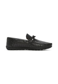 Schwarze Mokassins aus strukturiertem Leder mit einem erhöhten Muster, im Slip-On-Design und mit einer Schleife auf der Vorderseite. Gummisohle.