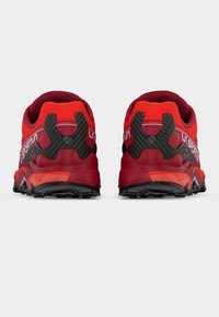 Κόκκινα υπαίθρια αθλητικά παπούτσια με επάνω μέρος από δικτυωτό υλικό και ανθρακονημάτινες λεπτομέρειες, με ανθεκτική μαύρη σόλα και υφασμένο πίσω μέρος φτέρνας για σταθερότητα.