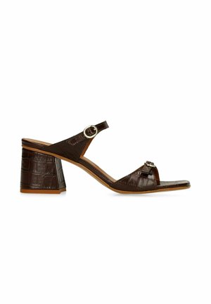 Sandale en cuir brun foncé à bout ouvert, talon bloc, bride de cheville avec boucle et motif crocodile texturé.