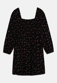 Vestido preto floral com mangas longas bufantes, decote quadrado e corpete franzido. Apresenta pequenas flores rosa e brancas por todo o vestido.