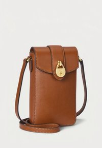 Brun crossbody-väska i läder med klaffstängning och gulddetaljer. Har en låsdetalj och en tunn, justerbar rem. Slät textur.