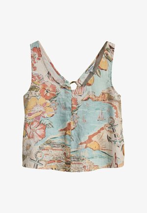 Frau trägt ein Kleid mit floralem und nautischem Muster, das am Rücken offen ist und in der Mitte mit einer kleinen goldenen Schnalle befestigt wird.