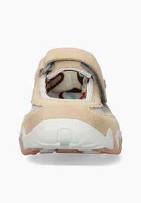 Chaussure en suédine beige avec des accents en maille, bande velcro ajustable et intérieur à motifs. Semelle en caoutchouc blanc avec une texture antidérapante et des garnitures roses.