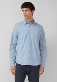 Jasnoniebieska koszula na guziki z małym kwiatowym wzorem, długimi rękawami i tradycyjnym kołnierzem. Miękki materiał o gładkiej fakturze.