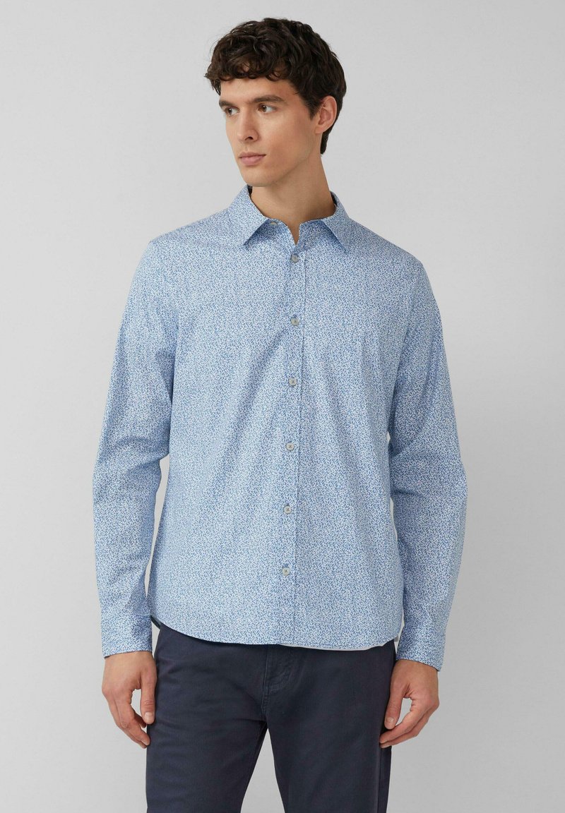 Jasnoniebieska koszula na guziki z małym kwiatowym wzorem, długimi rękawami i tradycyjnym kołnierzem. Miękki materiał o gładkiej fakturze.