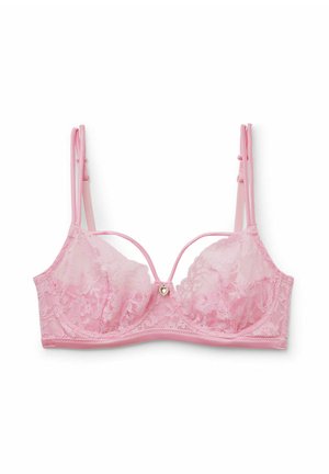 Soutien-gorge en dentelle rose avec bretelles doubles ajustables et un petit bijou en forme de cœur au centre devant.