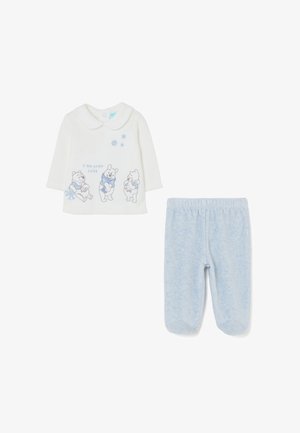Maglia bianca a maniche lunghe con colletto e disegno di Winnie the Pooh. Pantaloni della tuta azzurri chiari con texture felpata. Entrambi gli articoli presentano colori chiari.