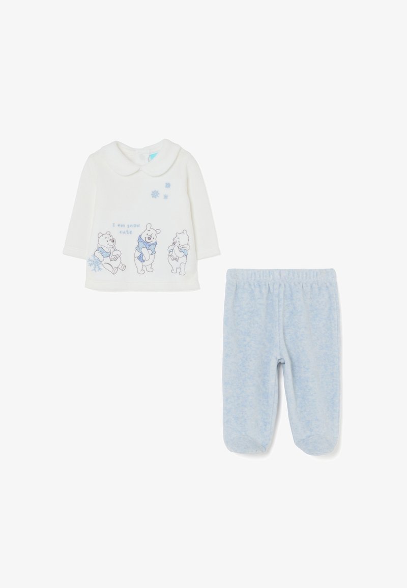 Maglia bianca a maniche lunghe con colletto e disegno di Winnie the Pooh. Pantaloni della tuta azzurri chiari con texture felpata. Entrambi gli articoli presentano colori chiari.