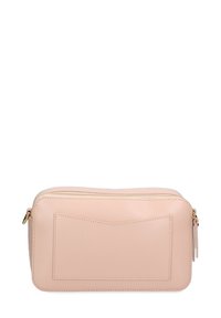 Pochette in pelle rosa chiaro con una cerniera dorata, dotata di una tasca frontale con un sottile motivo a zigzag e un design minimalista.