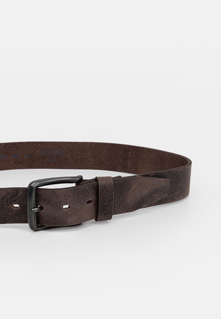 Cintura in pelle marrone con fibbia in metallo nero opaco, texture liscia e cinque fori regolabili per la misura. Le estremità si assottigliano per un finish elegante.