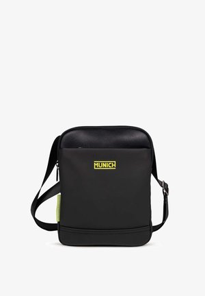 Sac bandoulière noir en matériau synthétique lisse. Présente un dessus texturé noir, un logo "MUNICH" jaune et une sangle ajustable.