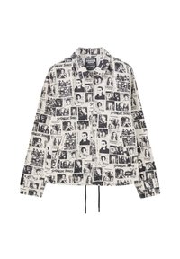 Chaqueta de color negro y blanco con cuello que presenta diversas imágenes impresas y texto de "Stranger Things", con un dobladillo ajustable y mangas largas.
